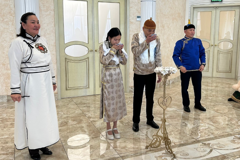 В Петропавловске-Камчатском прошла свадьба с тувинским колоритом. Фото: ЗАГС. Фотография 1