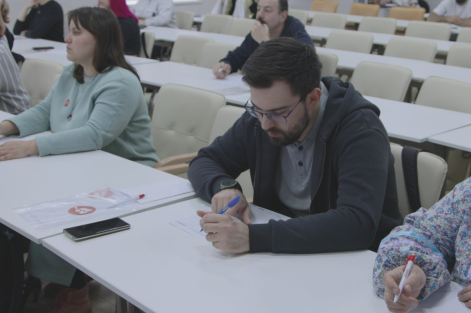 Тотальный диктант на Камчатке собрал около 200 энтузиастов русского языка. Фото: kamgov.ru. Фотография 6