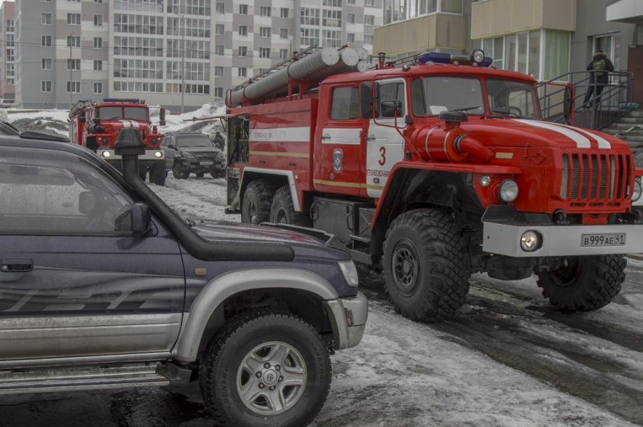 В Петропавловске днём горела двенадцатиэтажка. Фото предоставлено пресс-службой краевого МЧС; WhatsApp. Фотография 11