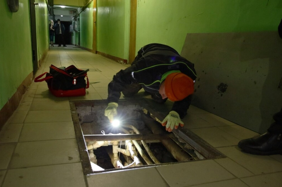 В Петропавловске обследуют дома после землетрясения. . Фотография 1