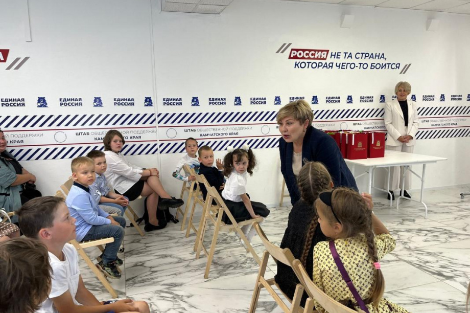 Председатель Закобрания на Камчатке Ирина Унтилова приняла участие в акции «Собери ребенка в школу». фото: Заксобрание Камчатского края