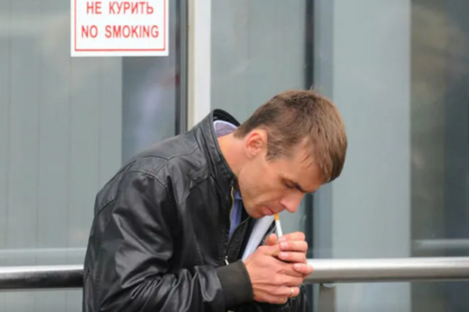 В Камчатском крае обсуждается необходимость введения законодательного запрета на курение на остановках общественного транспорта. Фото из социальных сетей