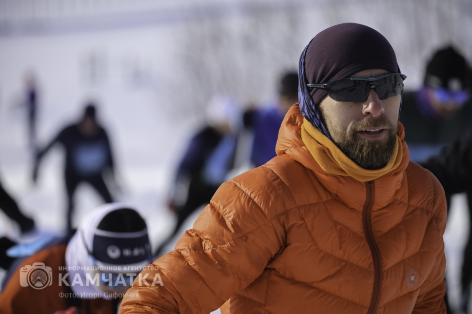 Лыжня России 2026 на Камчатке: полторы тысячи участников объединились на старте. Фото: «Камчатка Сегодня» \ Игорь Сафончик. Фотография 19