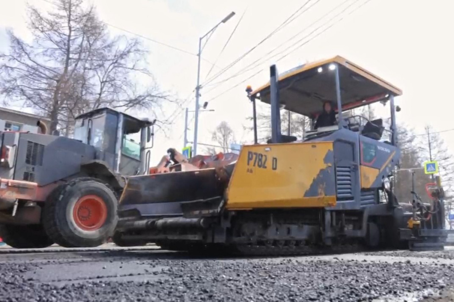  В Елизове до вечера перекрыли участок улицы Ленина для ремонта асфальта. . Фотография 1