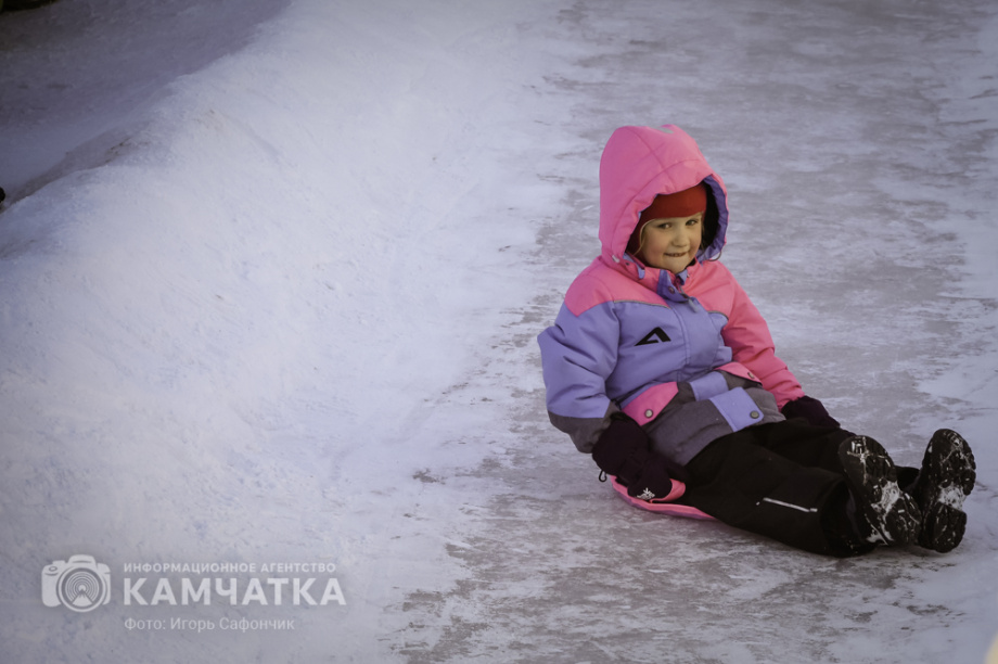 В Петропавловске-Камчатском продолжаются новогодние развлечения (фоторепортаж). Фото: «Камчатка Сегодня» \ Игорь Сафончик. Фотография 23
