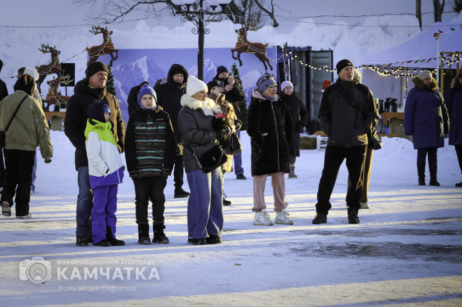В Петропавловске-Камчатском продолжаются новогодние развлечения (фоторепортаж). Фото: «Камчатка Сегодня» \ Игорь Сафончик. Фотография 51