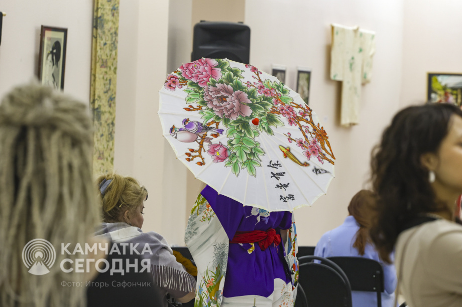 В Камчатском художественном музее открылась выставка о Японии. Фото: «Камчатка Сегодня»/Игорь Сафончик. Фотография 11