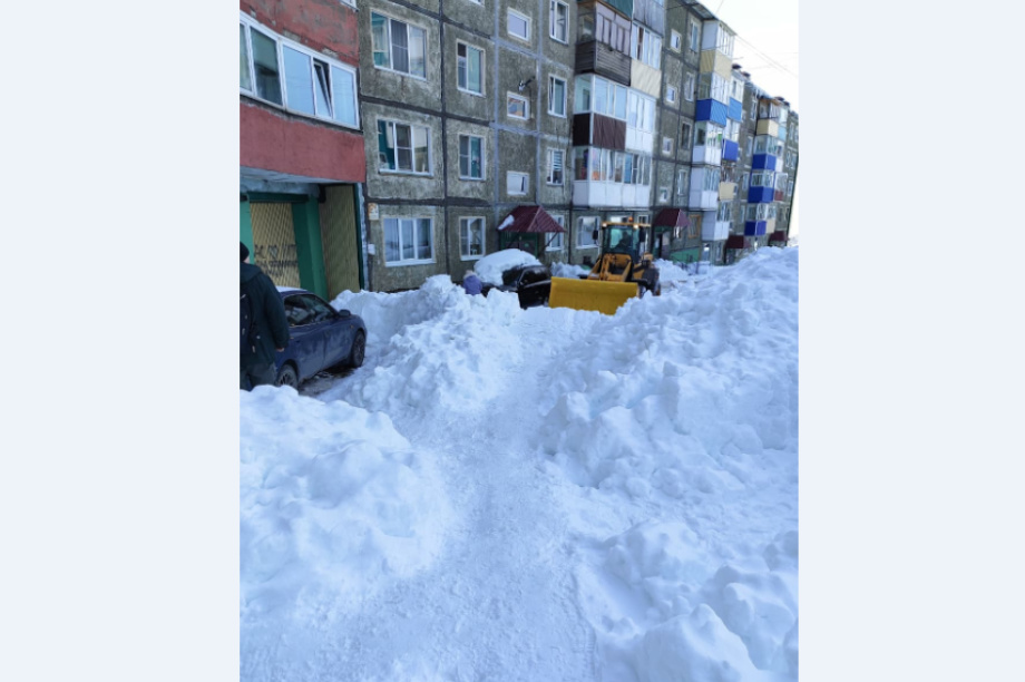 УК «Единая молодежь» в столице Камчатки вызволила дом на Королева, 21 из снежного плена . ИА "Камчатка" благодарит жителей дома по ул. Академика Королева,, 21 за фотографии. Фотография 3