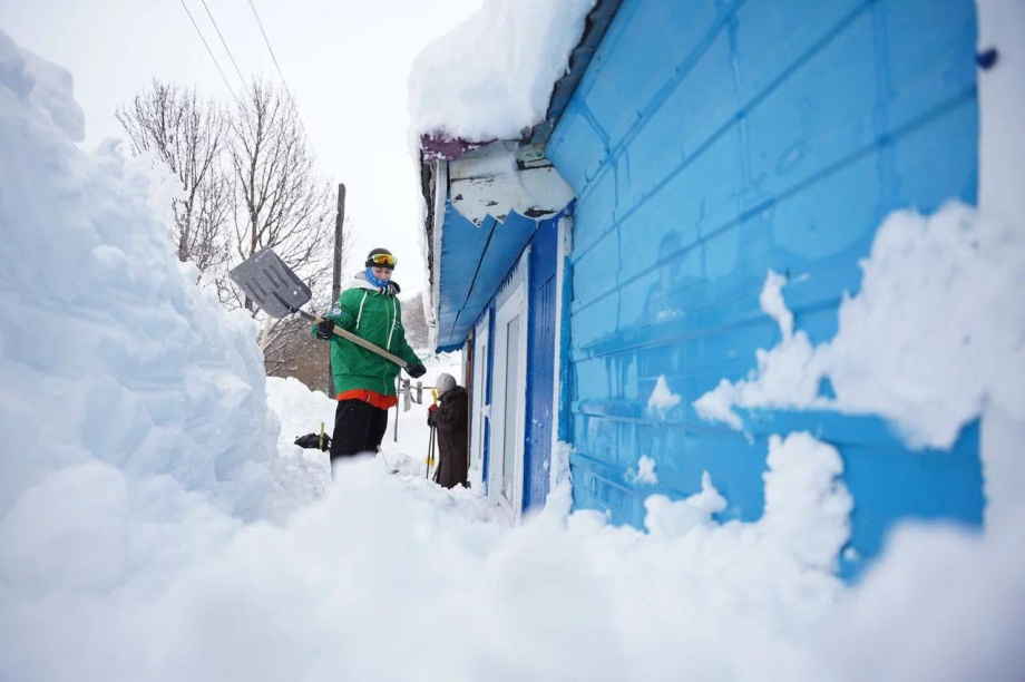 Тёплая помощь в снежном хаосе: камчатская молодежь взяла на себя заботу о самых уязвимых. Фото: kamgov.ru. Фотография 9