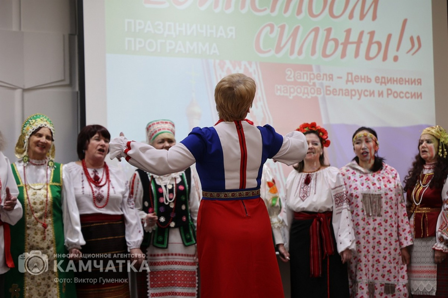 Праздничная программа «Единством сильны!» (фоторепортаж из библиотеки им. С.П. Крашенинникова). Фото: ИА «Камчатка» \ Виктор Гуменюк. Фотография 53