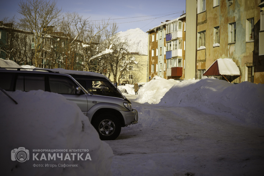 Коммунальные службы Камчатки продолжают бороться со снежными завалами (фоторепортаж). . Фотография 30