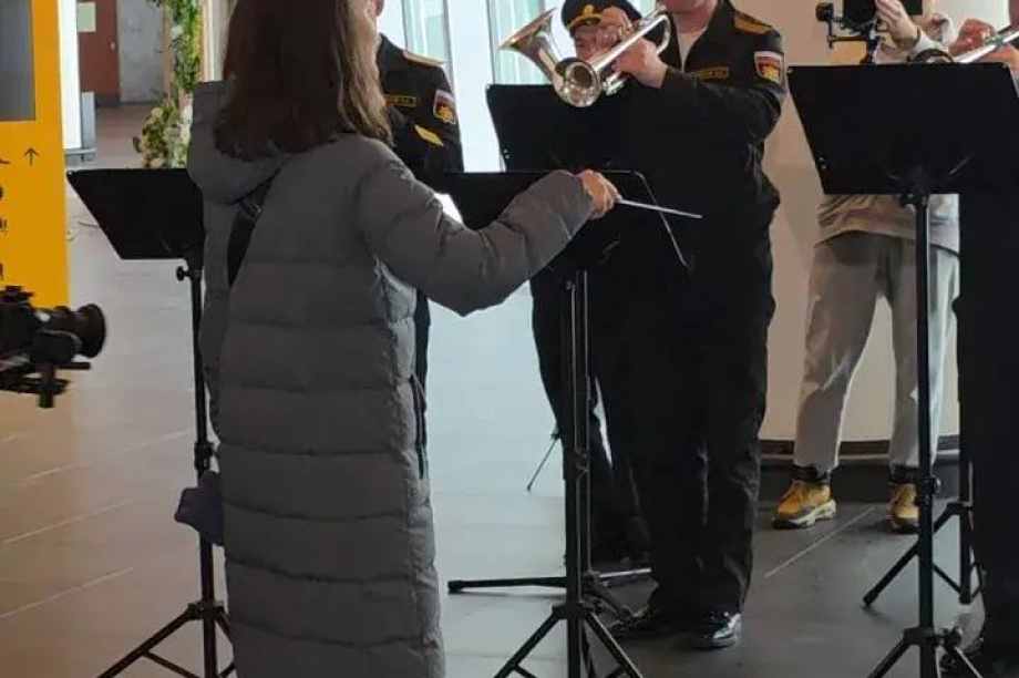 Импровизированный концерт прошел в главном аэропорту Камчатки к 8 марта. . Фотография 6