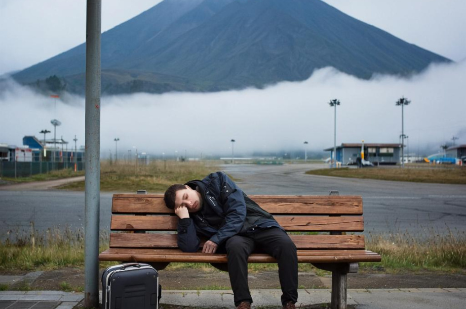 На Камчатке приморец оформил кредит на спящего нетрезвого пассажира. Фото: ИИ