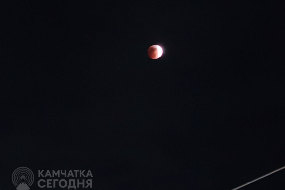 Жители Камчатки увидели затмение Луны. ИА Камчатка. Фотография 2