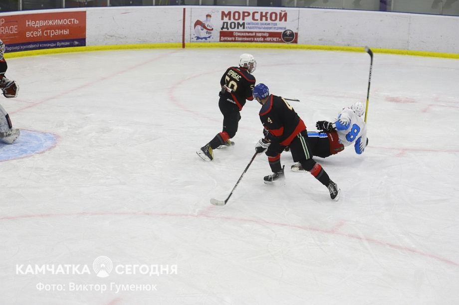 Чемпионат по хоккею среди взрослых команд стартовал на Камчатке. Фото: Виктор Гуменюк\ИА "Камчатка". Фотография 31