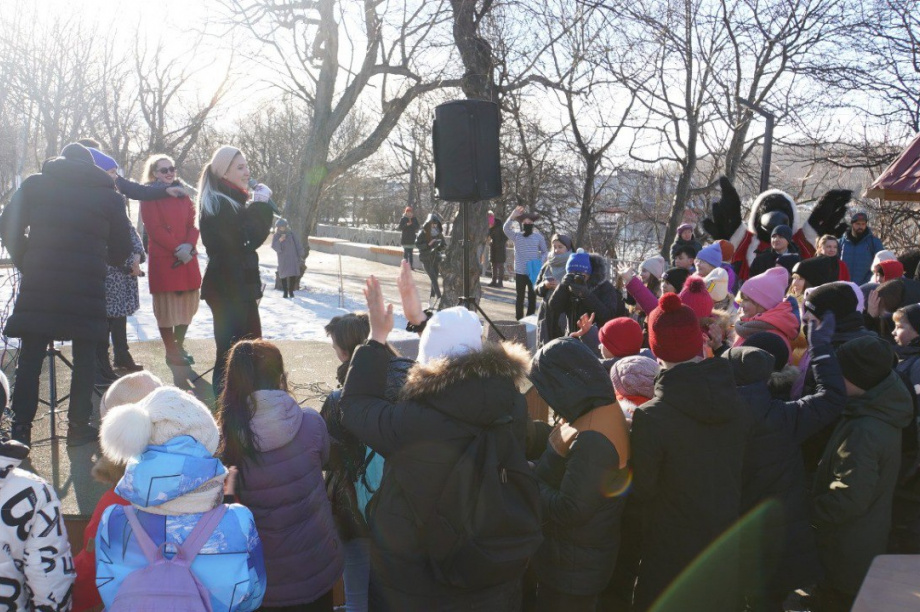 Детский праздник в честь открытия обновленной Аллеи Флота провели в столице Камчатки. Фото: администрация ПКГО. Фотография 4