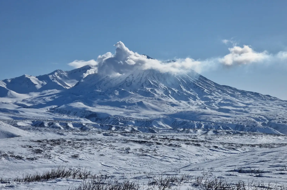 На Камчатке ищут снегоходчика, который уехал к вулканам Мутновский и Ходутка. ИА Камчатка