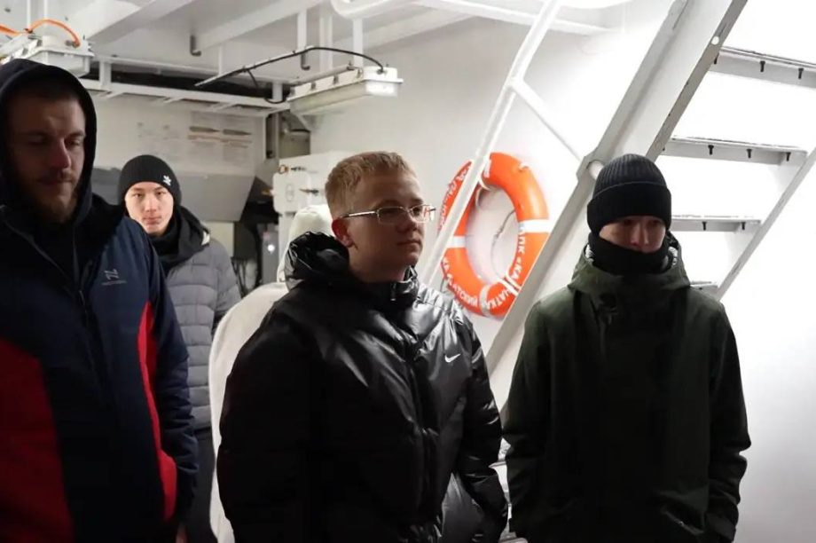 Более 2800 детей участников СВО на Камчатке пригласили на майские праздники. . Фотография 2