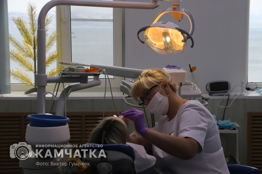 Врач-стоматолог приглашает на встречу трудовые коллективы Камчатки. фото: Виктор Гуменюк