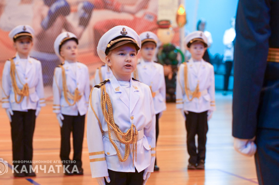 Маленькие герои большого праздника — дошколята Камчатки показали мастерство на конкурсе строя и песни. Фото: Управление образования ПКГО / Екатерина Мазур. Фотография 1