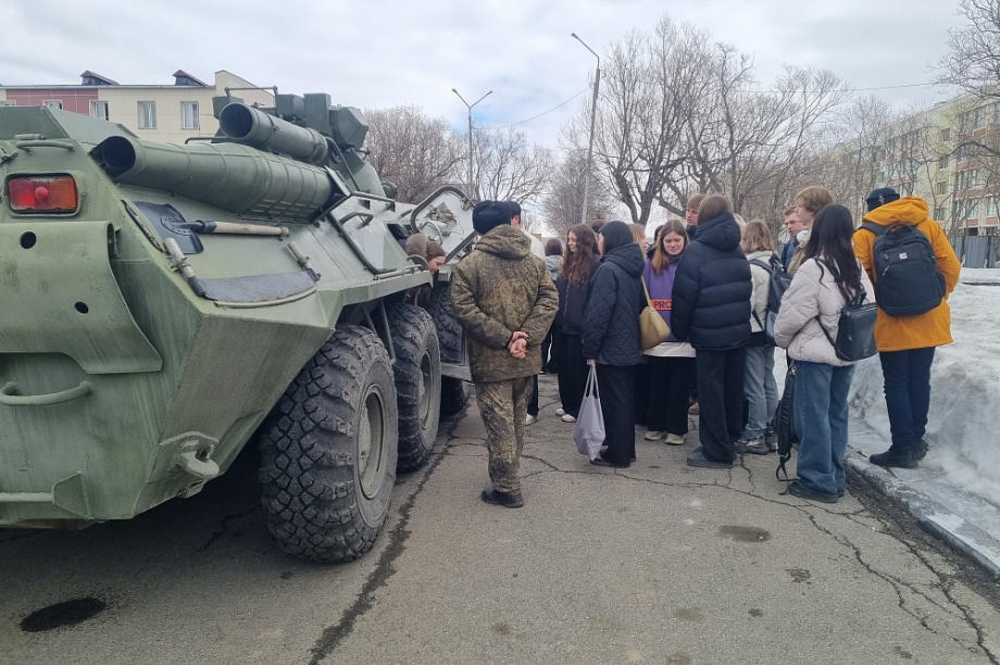 Для камчатских школьников организовали экскурсию в воинскую часть. Фото: Городская Дума. Фотография 4