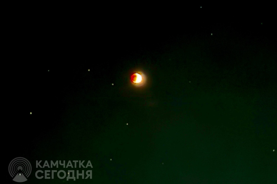 Жители Камчатки увидели затмение Луны. ИА Камчатка. Фотография 1