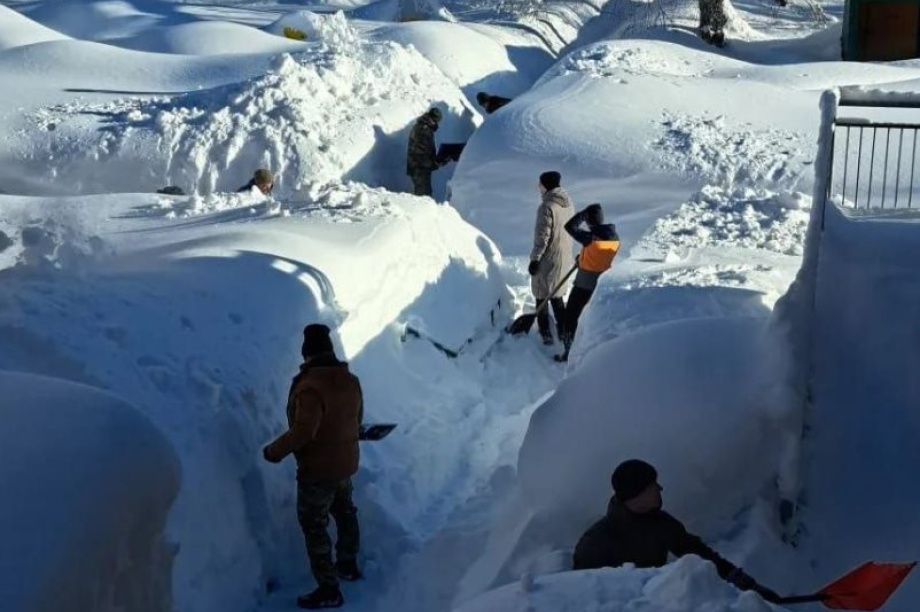 Военнослужащие Камчатки освободили детский сад от снежного плена. Фото: ТГ-канал Камчатский край. Правительство. Фотография 4