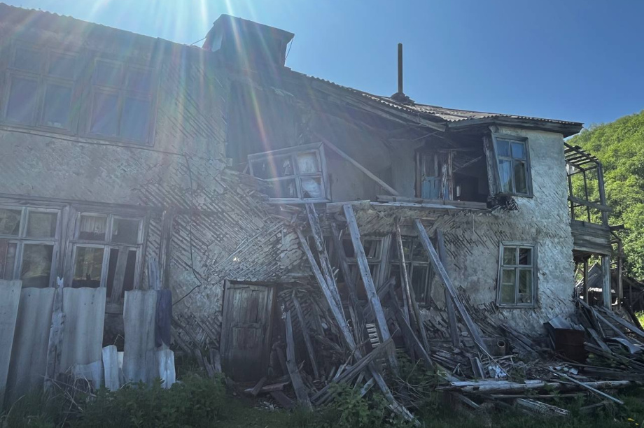 Камчатская прокуратура потребовала снести аварийные дома в Елизовском районе  . Фото: прокуратура Камчатского края. Фотография 1