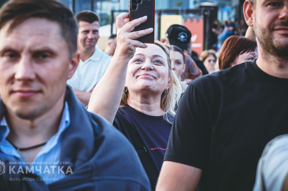 Концерт группы «Чайф» отгремел на главной площади Петропавловска-Камчатского: . Фото: «Камчатка Сегодня» \ Игорь Сафончик. Фотография 39