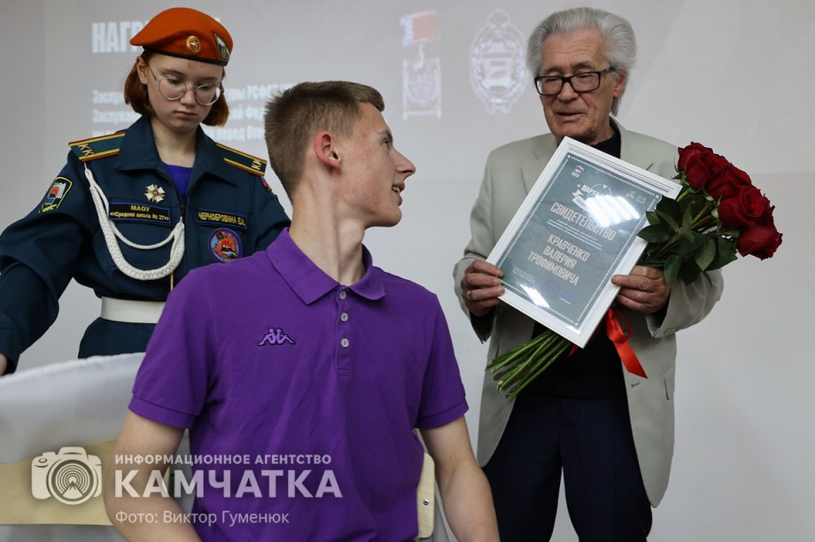 «Парту Героя» открыли сегодня в школе Петропавловска. фото: Виктор Гуменюк. Фотография 31