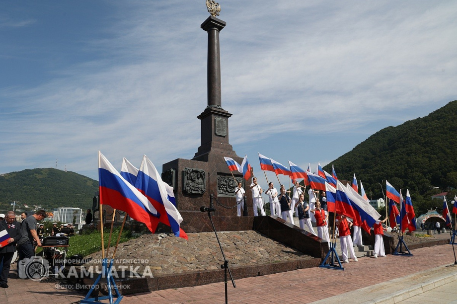 Триколор на главной площади Петропавловска-Камчатского - главный герой и триумфатор  . Фото: ИА «Камчатка» \ Виктор Гуменюк. Фотография 1