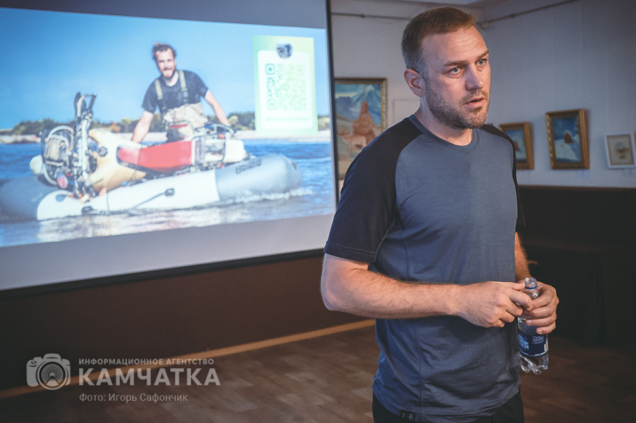 Российский мотопутешественник представил на Камчатке премьеру своего фильма о Командорах. Фото: «Камчатка Сегодня» \ Игорь Сафончик+. Фотография 32