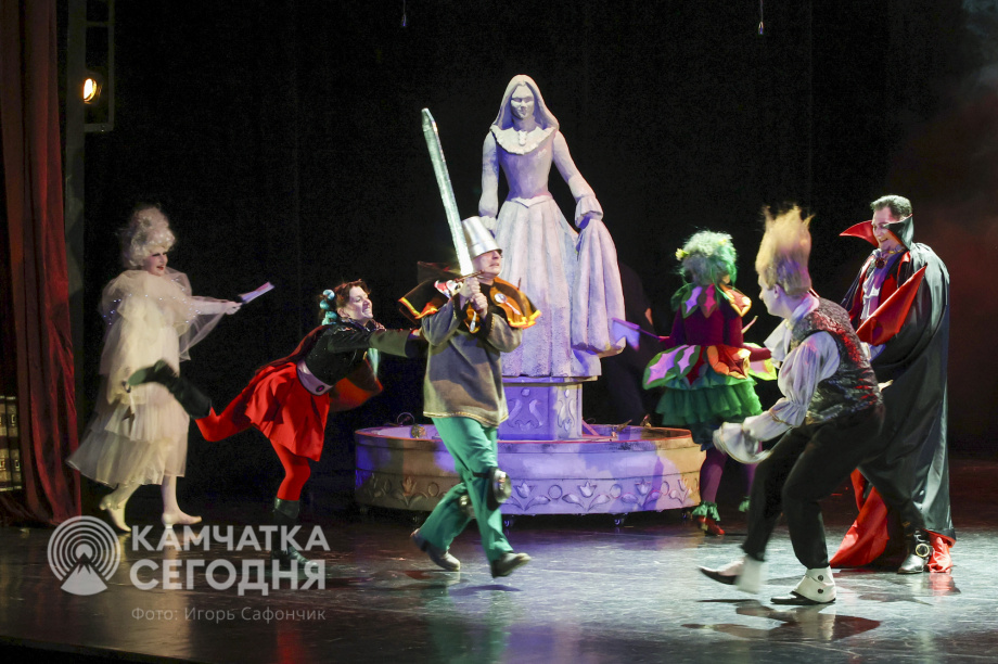 Пятьсот детей побывали на Губернаторской ёлке на Камчатке. Фото: ИА «Камчатка»/Игорь Сафончик. Фотография 76
