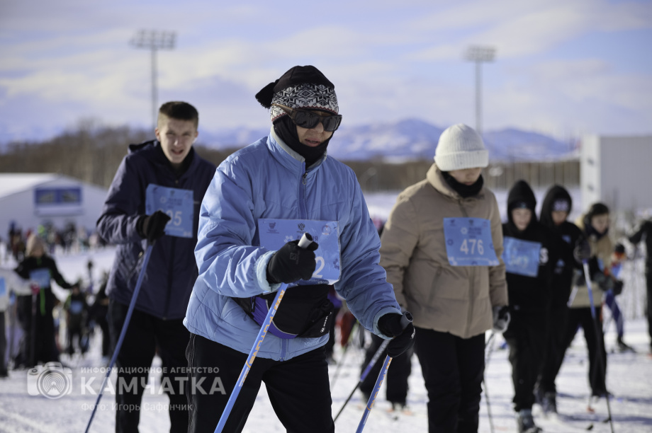 Лыжня России 2026 на Камчатке: полторы тысячи участников объединились на старте. Фото: «Камчатка Сегодня» \ Игорь Сафончик. Фотография 43