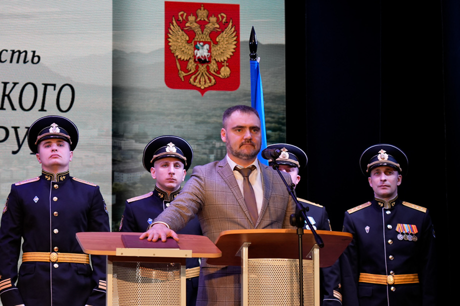 Олег Бондаренко официально вступил в должность главы Вилючинска. Фото: ИА "Камчатка". Фотография 1