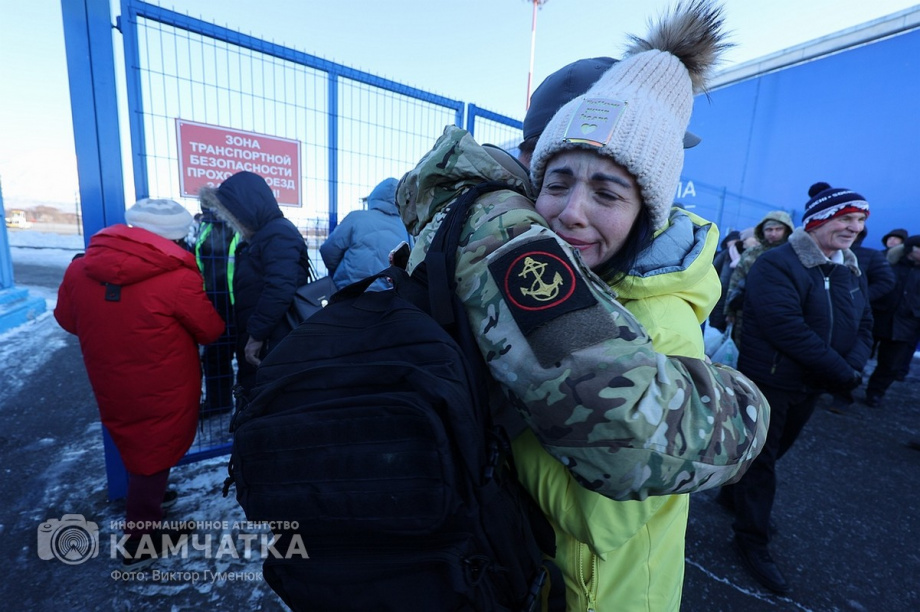 Это радость со слезами на глазах — самолёт с мобилизованными бойцами СВО прилетел на Камчатку. Фото: Виктор Гуменюк . Фотография 46