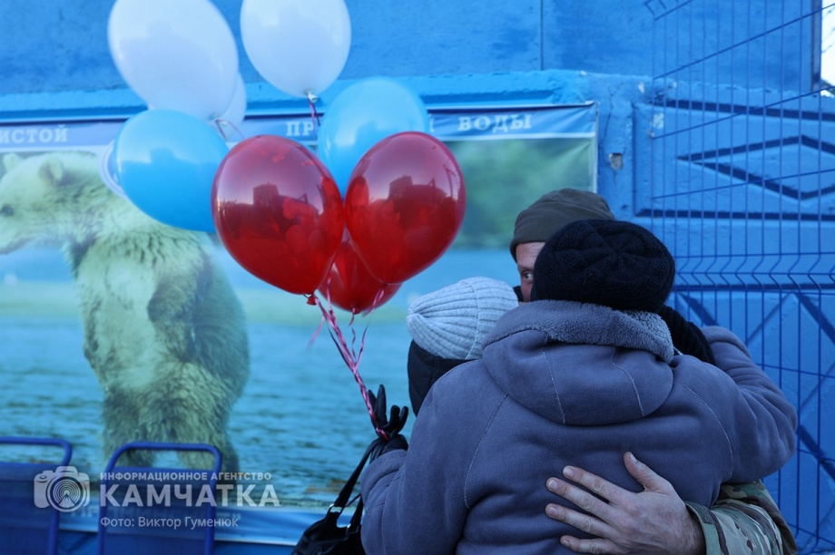 Это радость со слезами на глазах — самолёт с мобилизованными бойцами СВО прилетел на Камчатку. Фото: Виктор Гуменюк . Фотография 29