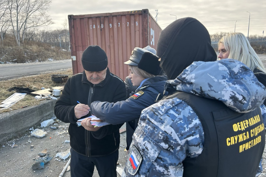 На месте снесенной «Березки» вблизи Петропавловска-Камчатского образовались кучи опасного мусора. Фото: УФССП по Камчатскому краю и Чукотскому округу