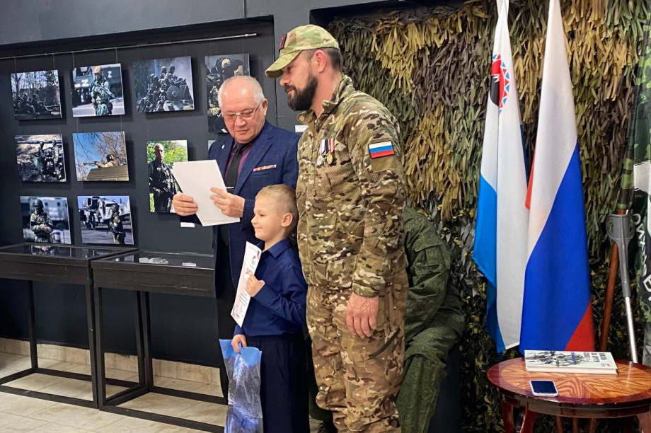 Победителям камчатского конкурса «Нарисуй защитника Отечества» вручили дипломы и подарки  . Фото: филиал Фонда «Защитники Отечества». Фотография 6