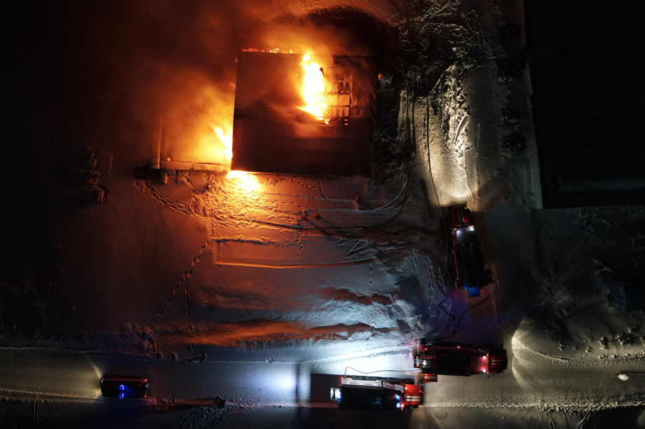 Жилой дом сгорел в посёлке Молодёжный на Камчатке. Фото: Денис Денисов. Фотография 6