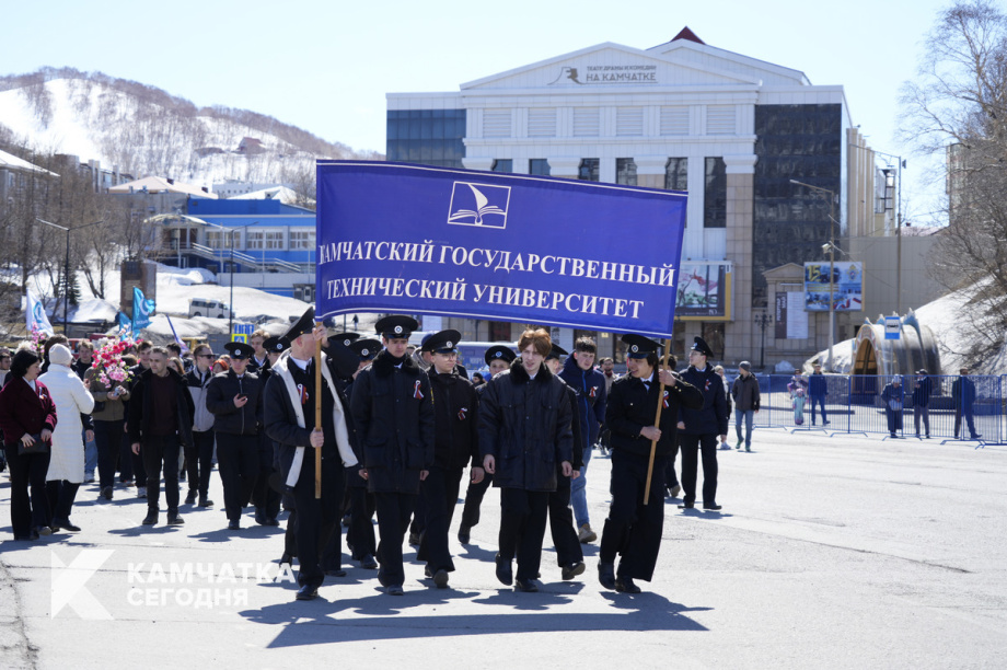 Тысячи камчатцев вышли на первомайское шествие на площади Ленина (фоторепортаж). Фото: ИА «Камчатка». Фотография 13