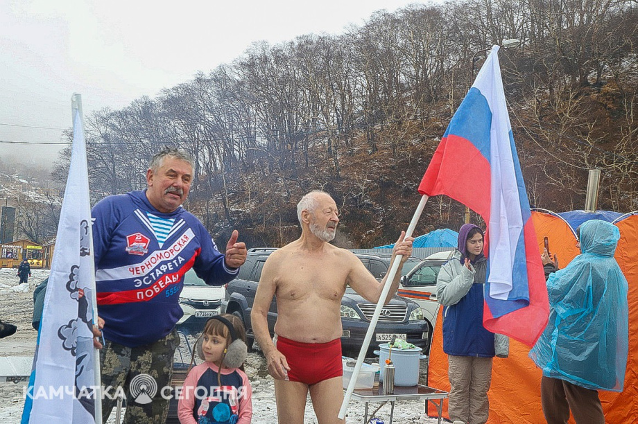 Заплыв в поддержку российских военных провели в бухте на Камчатке. Фоторепортаж. Фото: Виктор Гуменюк\ИА "Камчатка". Фотография 4