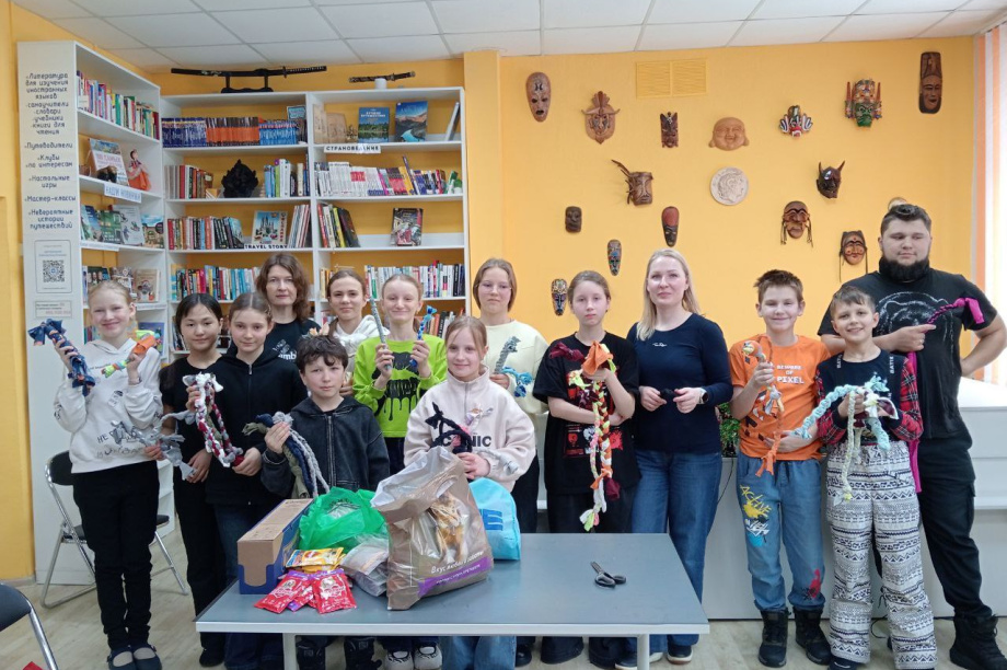 Собакам из камчатского приюта подарили игрушки и лакомства. Фото: Центральная библиотека Елизово. Фотография 6