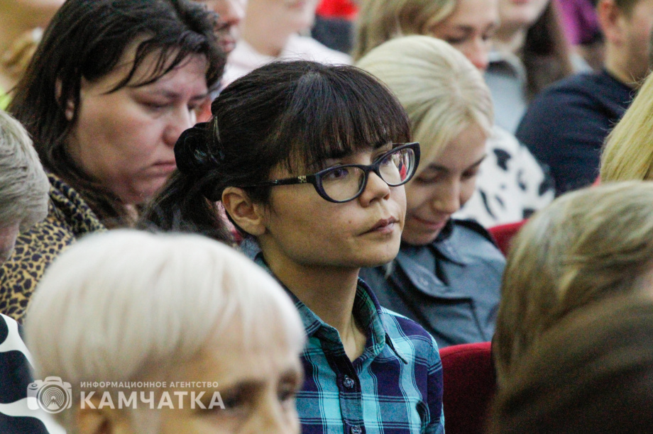 Встреча губернатора с горожанами - обратная связь и конструктивный диалог. Фото ИА «Камчатка»\ Игорь Сафончик. Фотография 11