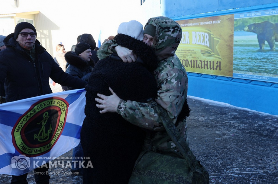 Это радость со слезами на глазах — самолёт с мобилизованными бойцами СВО прилетел на Камчатку. Фото: Виктор Гуменюк . Фотография 43
