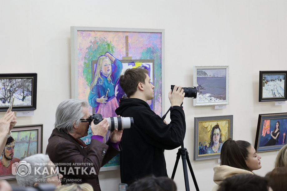 Художественная выставка «Место встречи» открылась на Камчатке. Фоторепортаж. фото: Виктор Гуменюк. Фотография 24