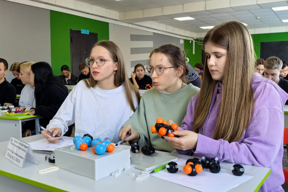 Химия на скорости: школьники Камчатки соревновались в сборке молекул. . Фотография 1