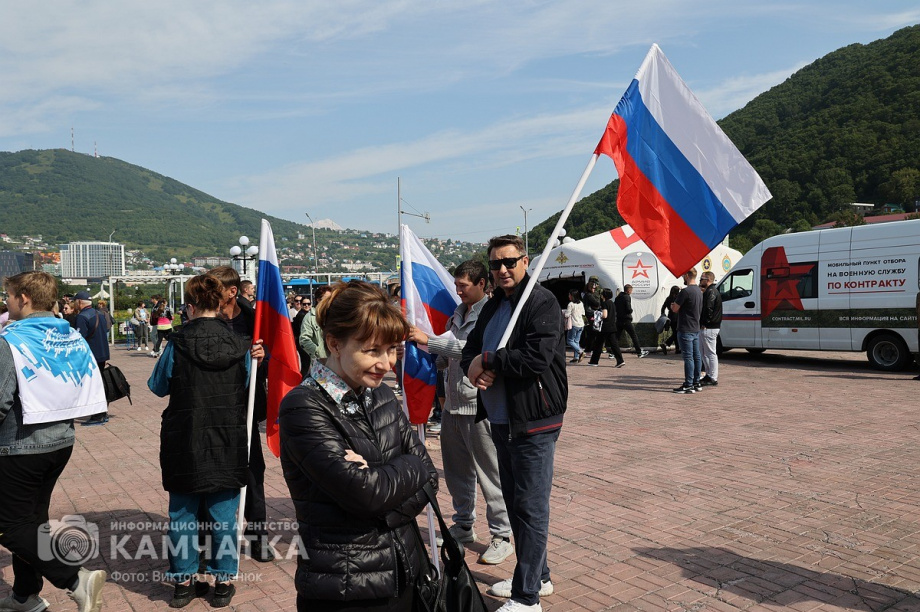 Триколор на главной площади Петропавловска-Камчатского - главный герой и триумфатор  . Фото: ИА «Камчатка» \ Виктор Гуменюк. Фотография 54