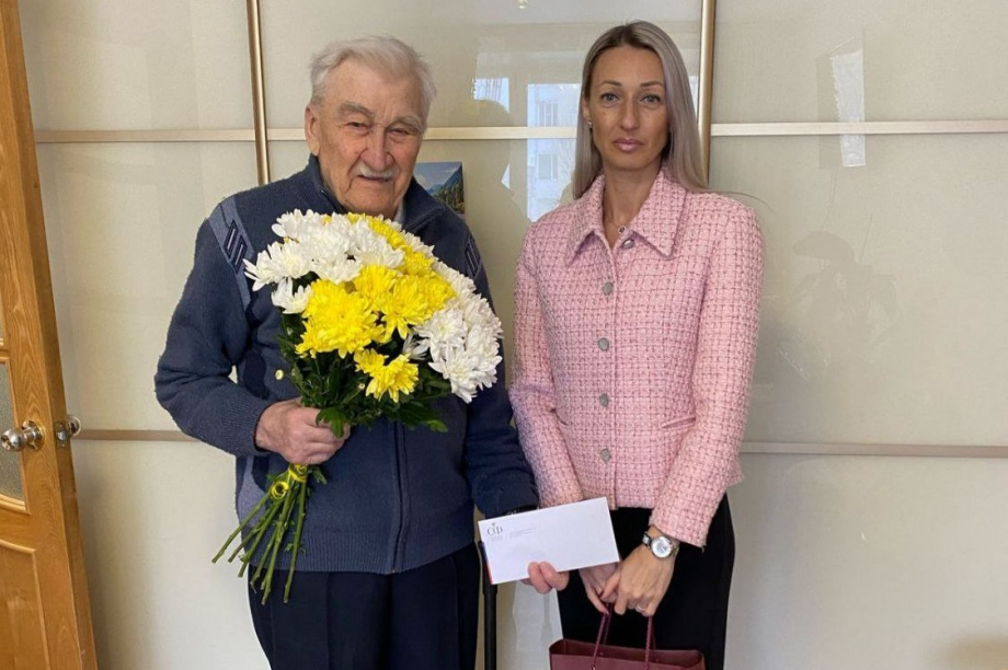 Сенатор Борис Невзоров поздравил камчатского участника Великой Отечественной войны с 93-летием. Фото: ИА "Камчатка"