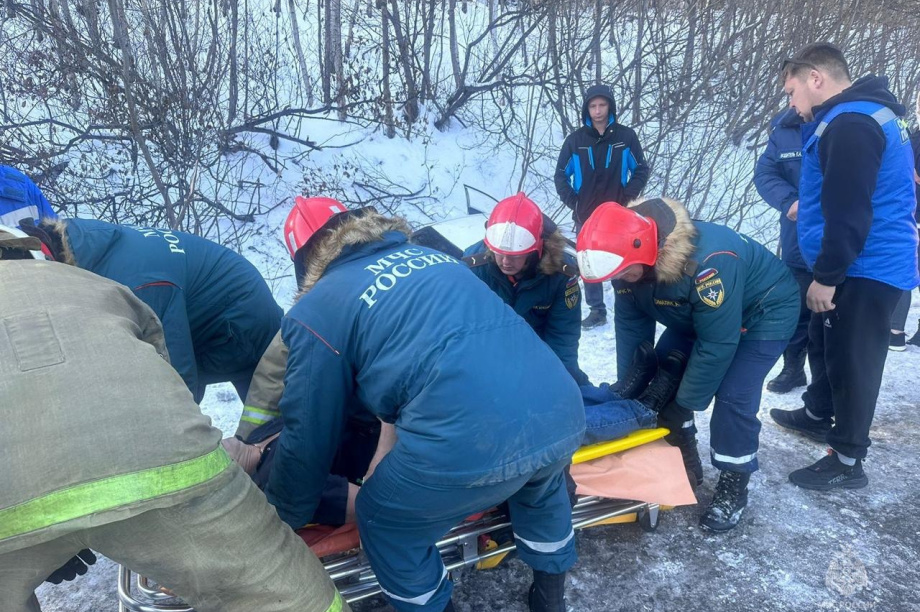 Спасатели Камчатки эвакуировали водителя после съезда автомобиля в кювет. Фото: ГУ МЧС России по Камчатскому краю. Фотография 5